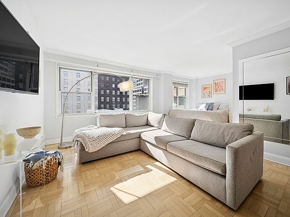 3rd image of 150 E 61st St APT 8K