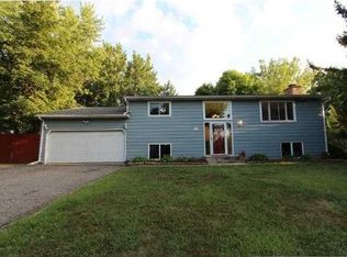 167 Highwood Dr, Chaska, MN 55318