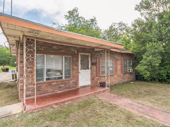 218 E Shelby, Seguin, TX 78155