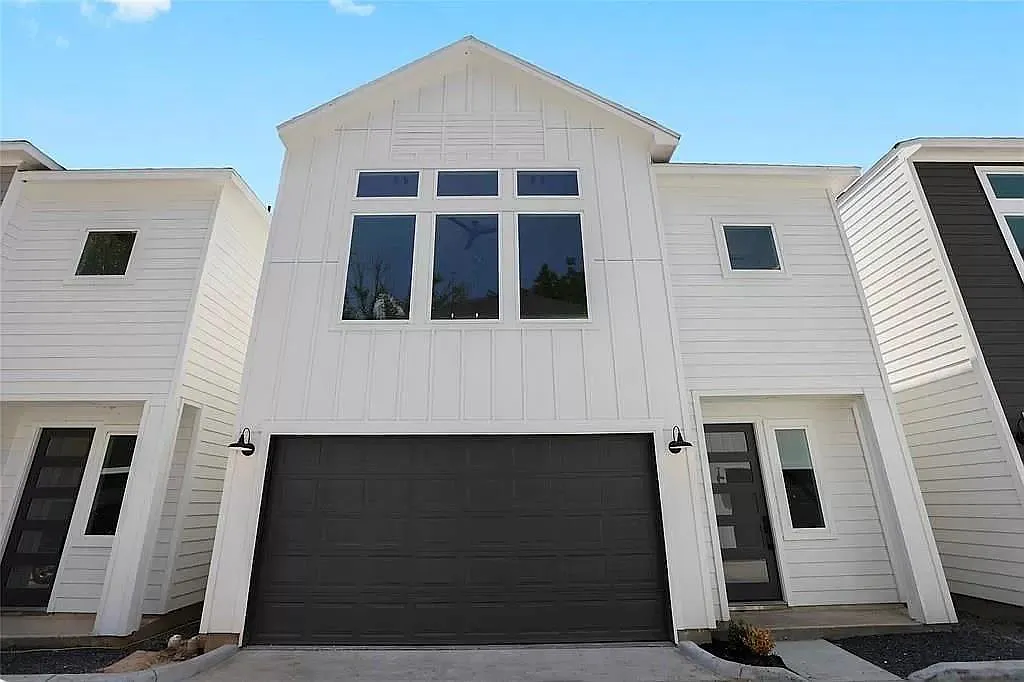 3 bed, 2.5 bath, $2,300 — Photo 1