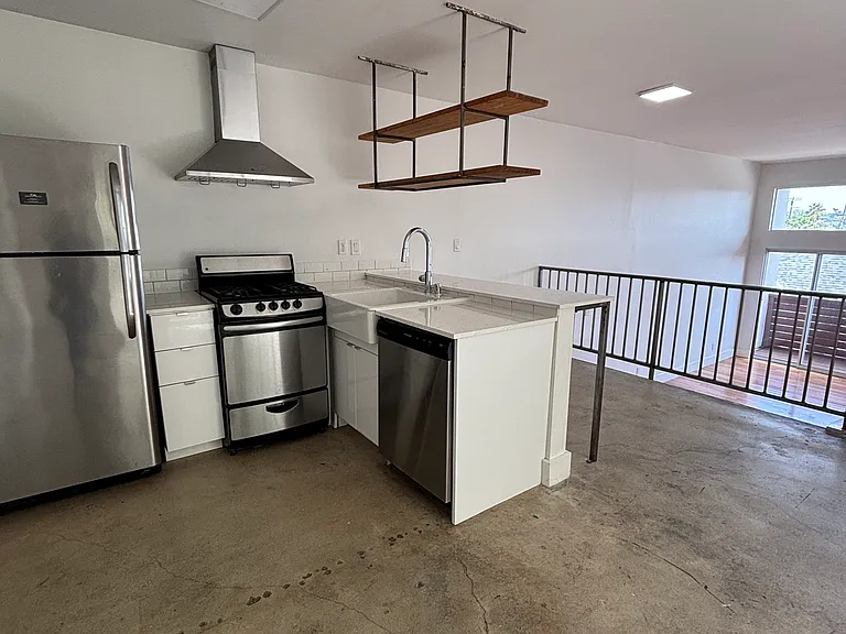 843 Robinson St — Photo 2