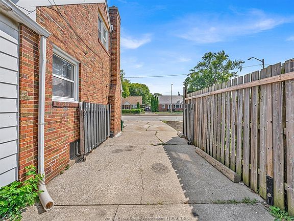 4th image of 7640 Wyandotte St E