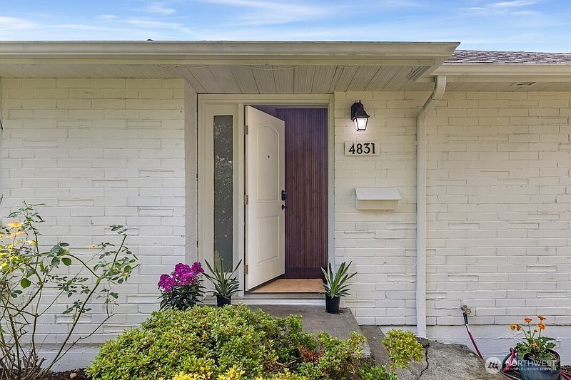 4th image of 4831 S Holly Street