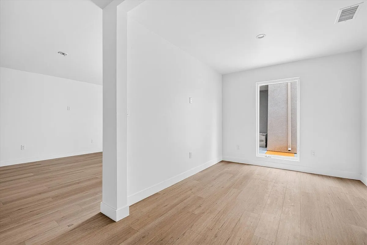 2 bed, 950 sqft, $2,800 — Photo 3