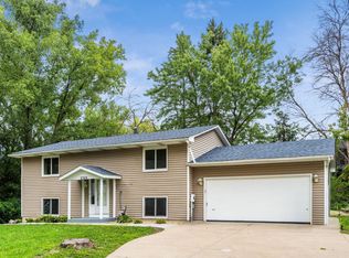 2309 Woodbridge Cir, Roseville, MN 55113
