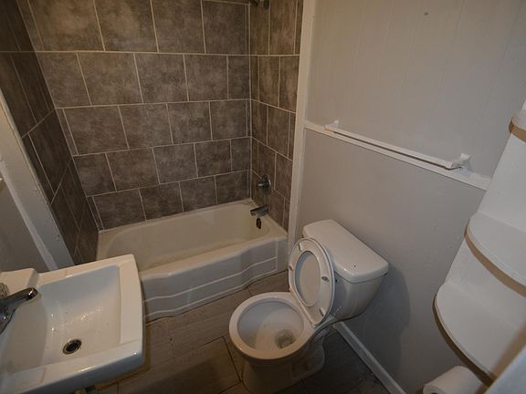 4th image of 4317 Poinsetta Dr Unit B