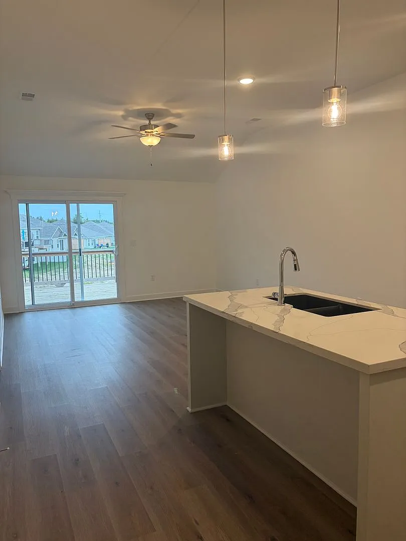 Ranch style 3-bedroom 2 bath home with maintenance free living — Photo 4