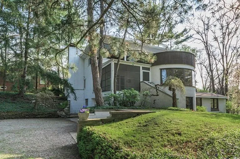 1210 Arlington Blvd photo 1