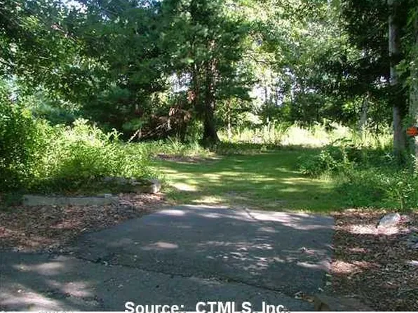 8 Mish Dr, Norwich, CT 06360