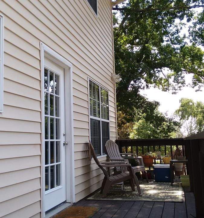 Entranceway & Balcony