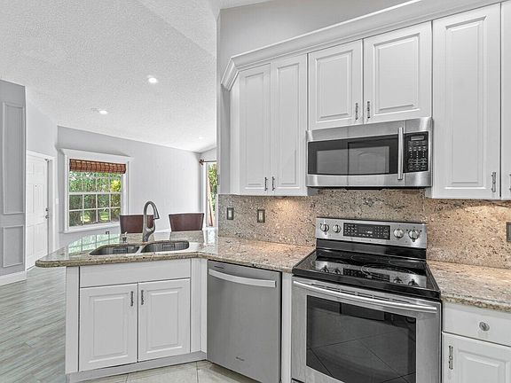 4th image of 6400 Park Lake Circle