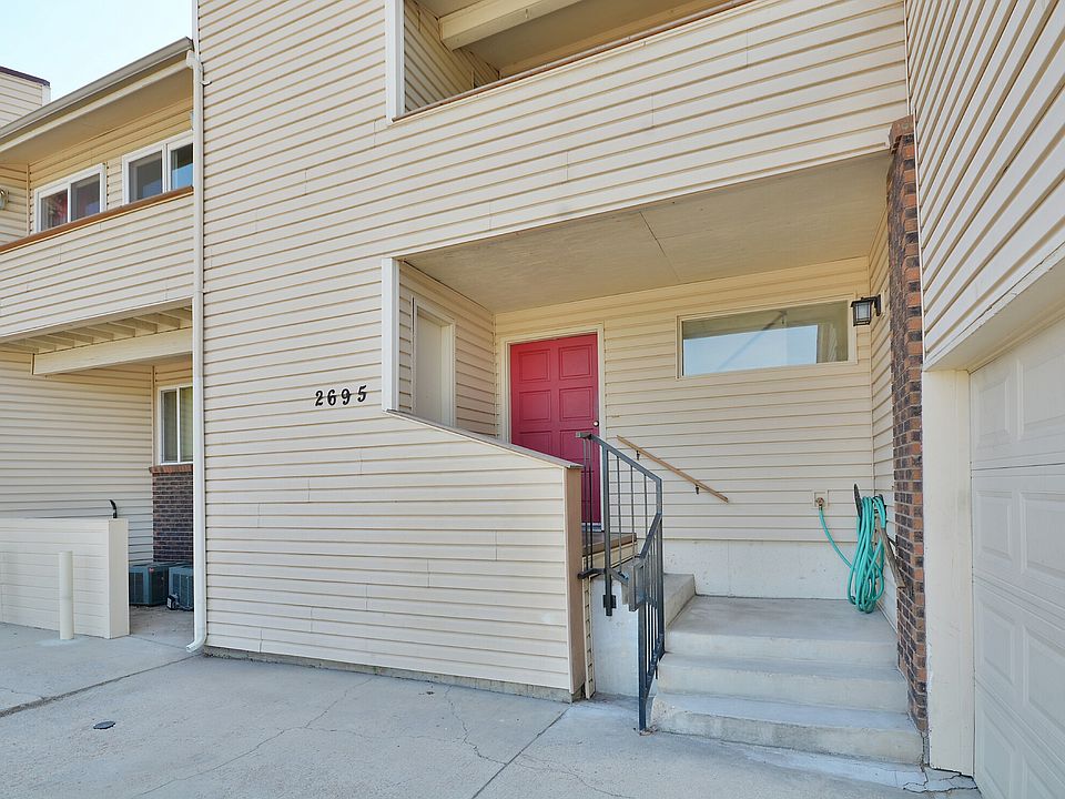 Front entry (2695 Folsom is shown, 2645 Folsom is mirrored image).