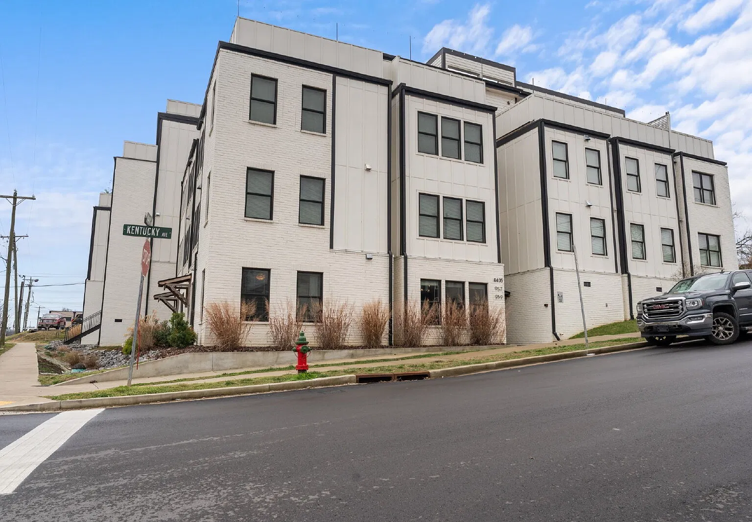 2 bed, 2.0 bath, 850 sqft, $6,000 — Photo 2