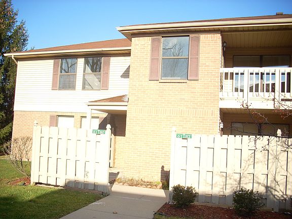 Private entrance w/ balcony