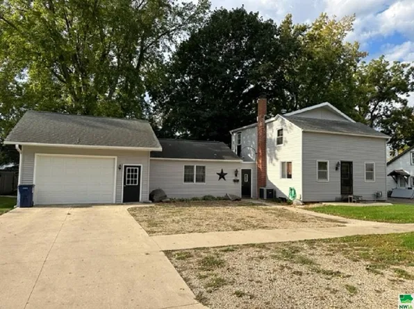 403 W 9th St, Sheldon, IA 51201