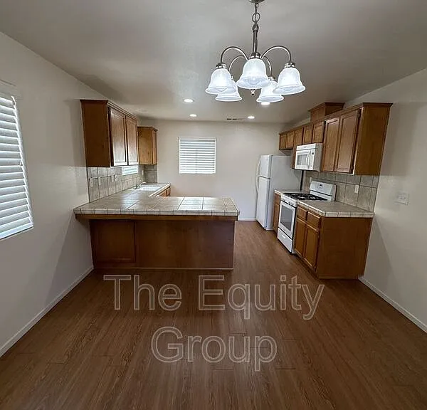 2931 N Crowe St — Photo 7