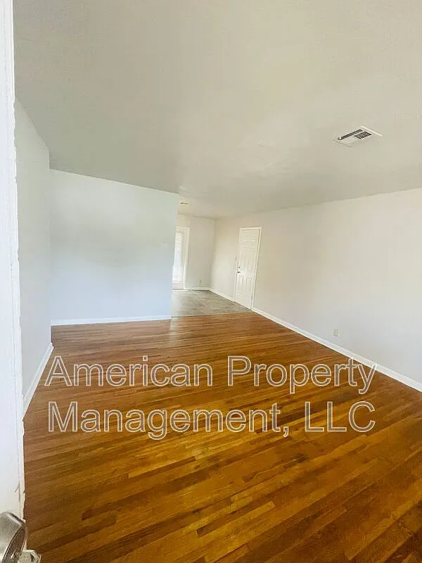 3 bed, 1.0 bath, 1236 sqft, $1,150 — Photo 2