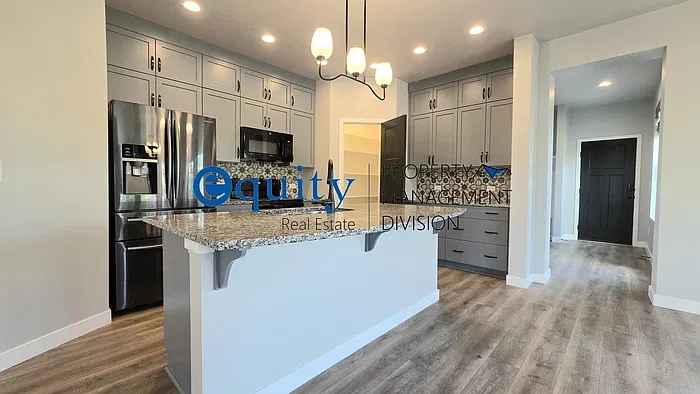 4 bed, 3.5 bath, 2865 sqft, $2,800 — Photo 2