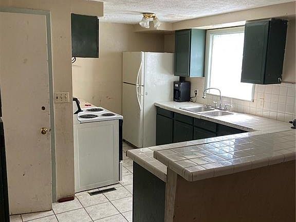3rd image of 228 E Fairview Ave