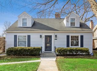 252 Middaugh Rd, Clarendon Hills, IL 60514