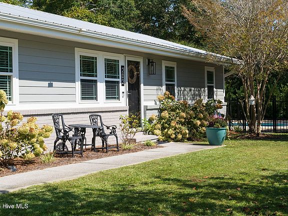 4th image of 202 NE 40th Street