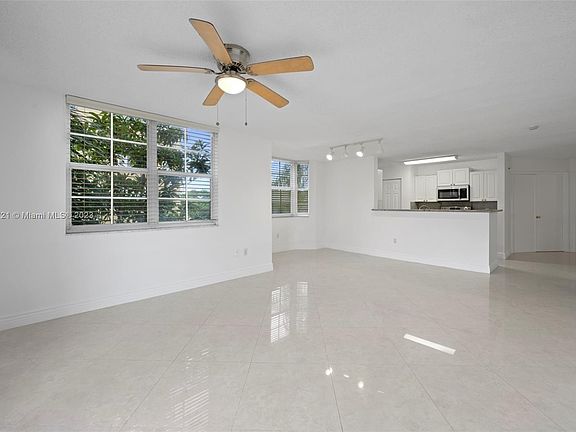 4th image of 19999 E Country Club Dr #1307