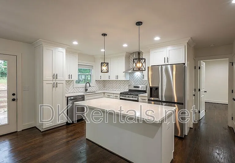737 Helen St NW — Photo 9
