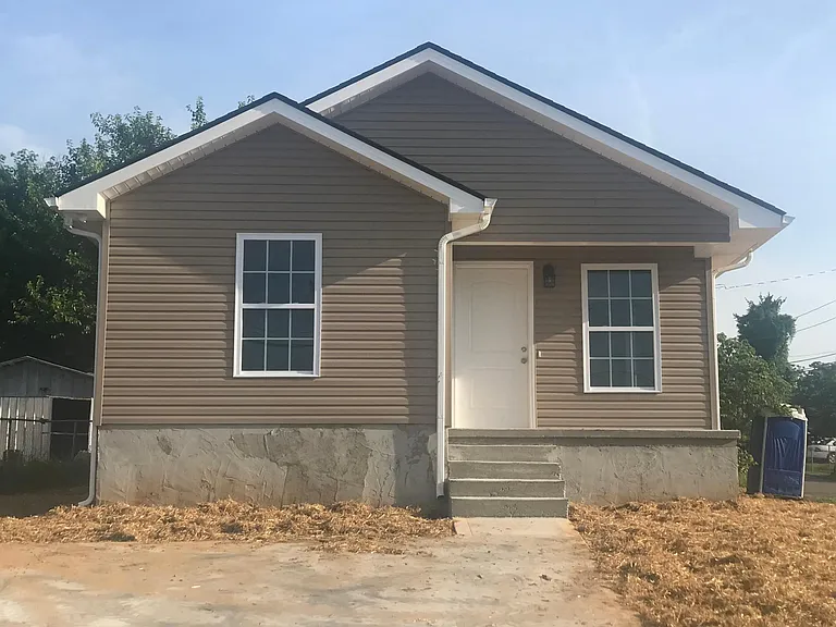 3317 Lyle Ave — Photo 2