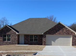 2000 Maple Ct, Gentry, AR 72734