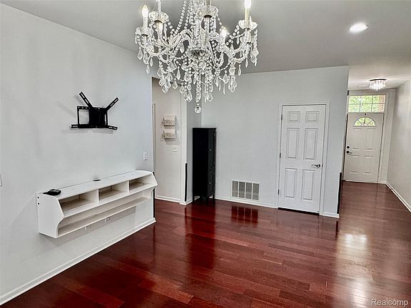 3rd image of 14466 Shadywood Dr