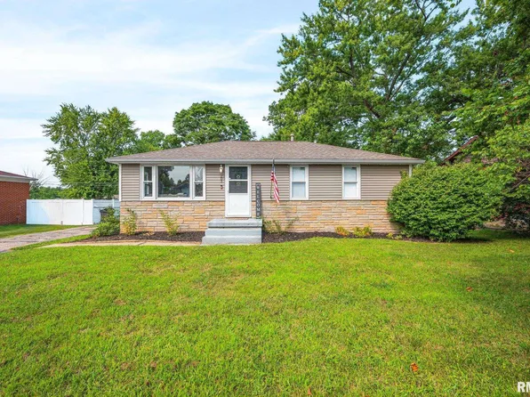 203 Elmhurst Dr, Washington, IL 61571