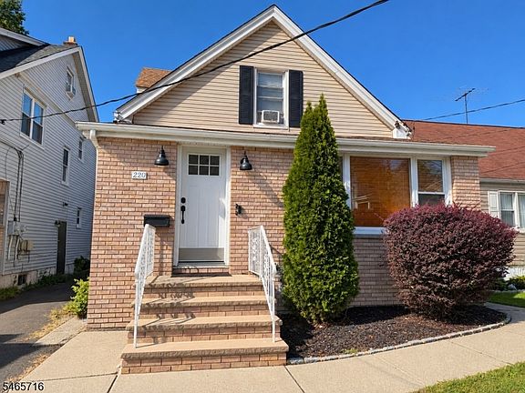 2nd image of 220 Gordon St