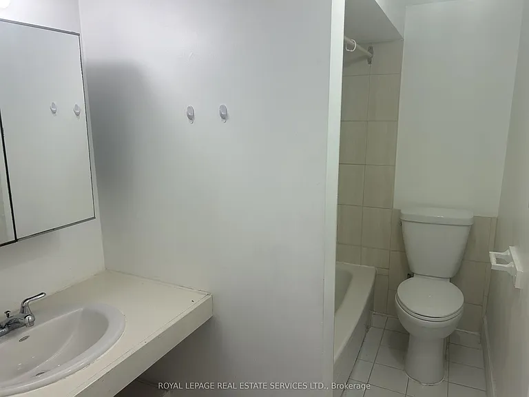 23 Kings Park Blvd #L — Photo 10