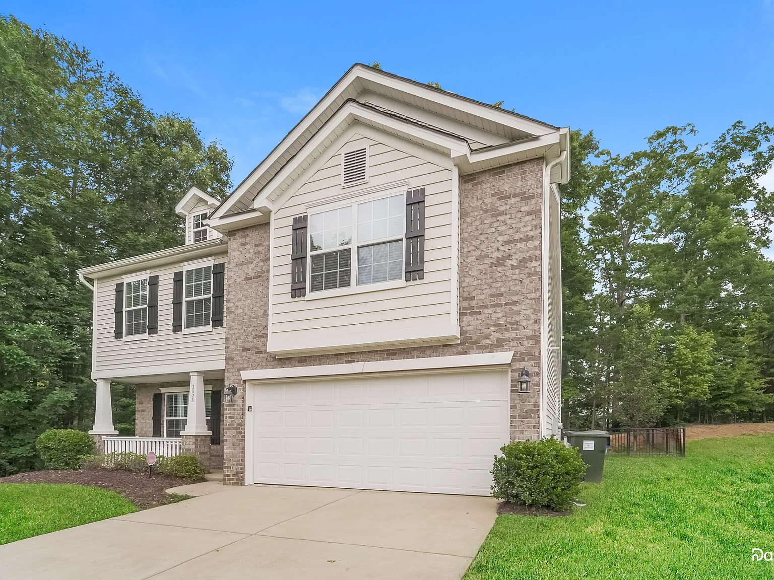 4 bed, 2.5 bath, 2264 sqft, $2,290 — Photo 2
