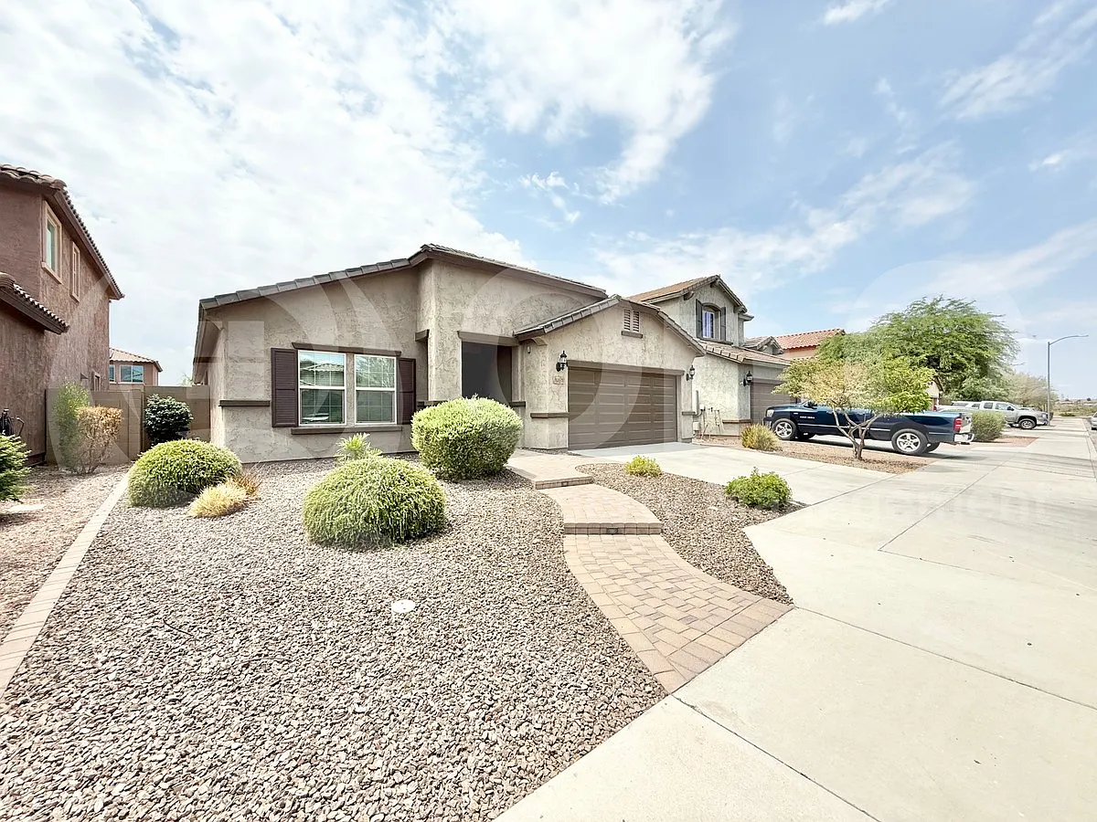 3 bed, 2.0 bath, 2112 sqft, $2,349 — Photo 3