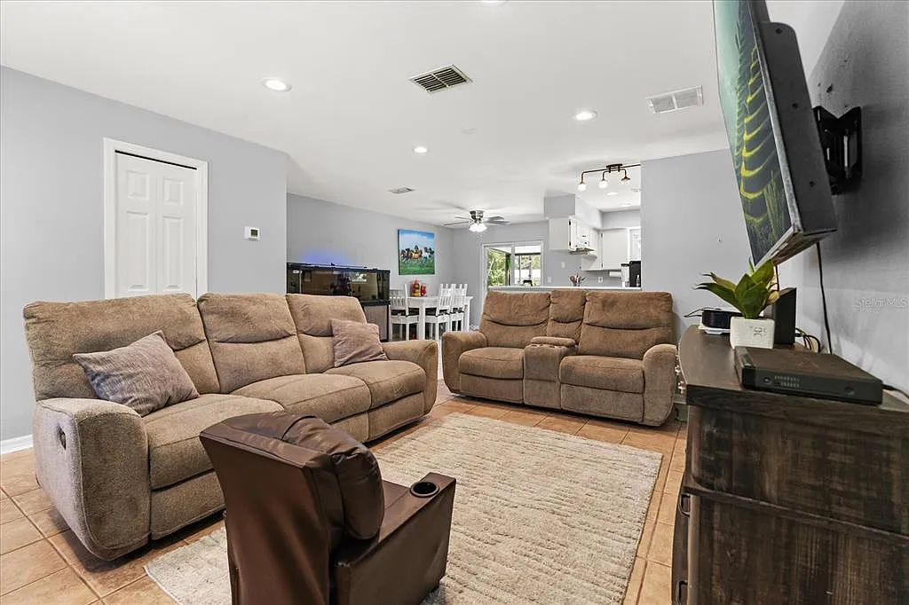 4 bed, 2.0 bath, 1632 sqft, $2,850 — Photo 2