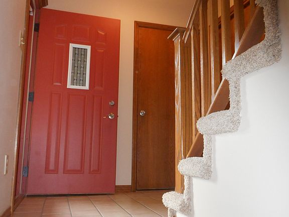Tiled Entry / Door to Garage