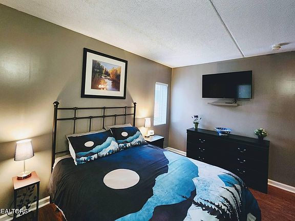 4th image of 413 Baskins Creek Rd #301