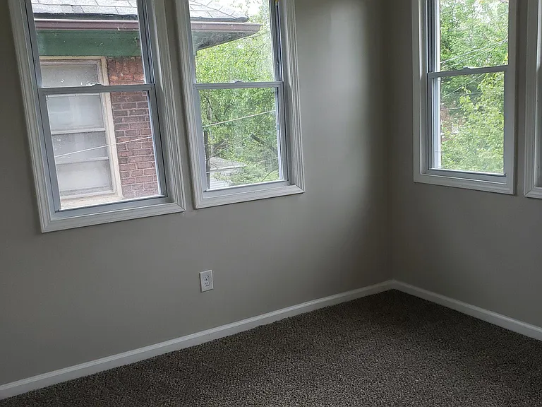 2059 Hazelwood St — Photo 7