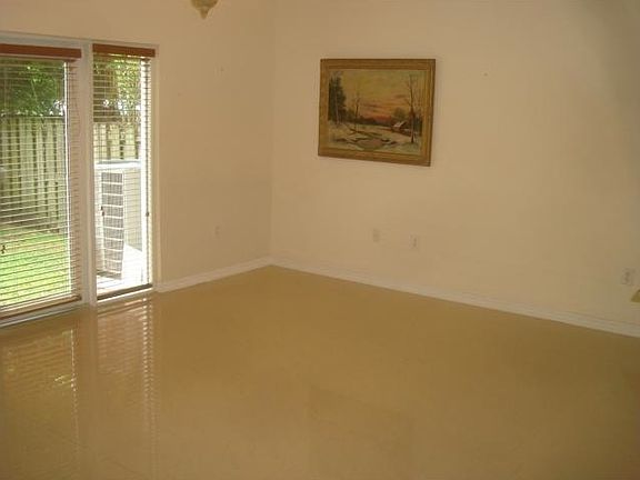 4th image of 1307 NE 105th St
