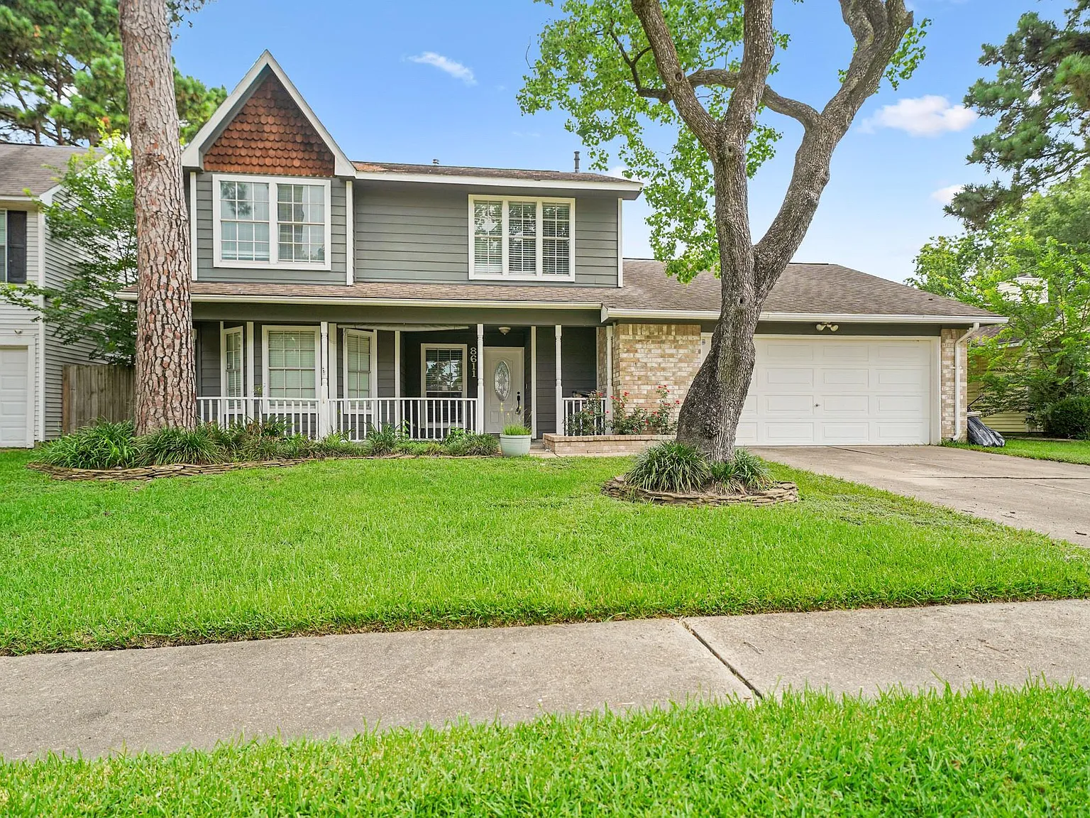 4 bed, 2.5 bath, 2336 sqft, $2,350 — Photo 1