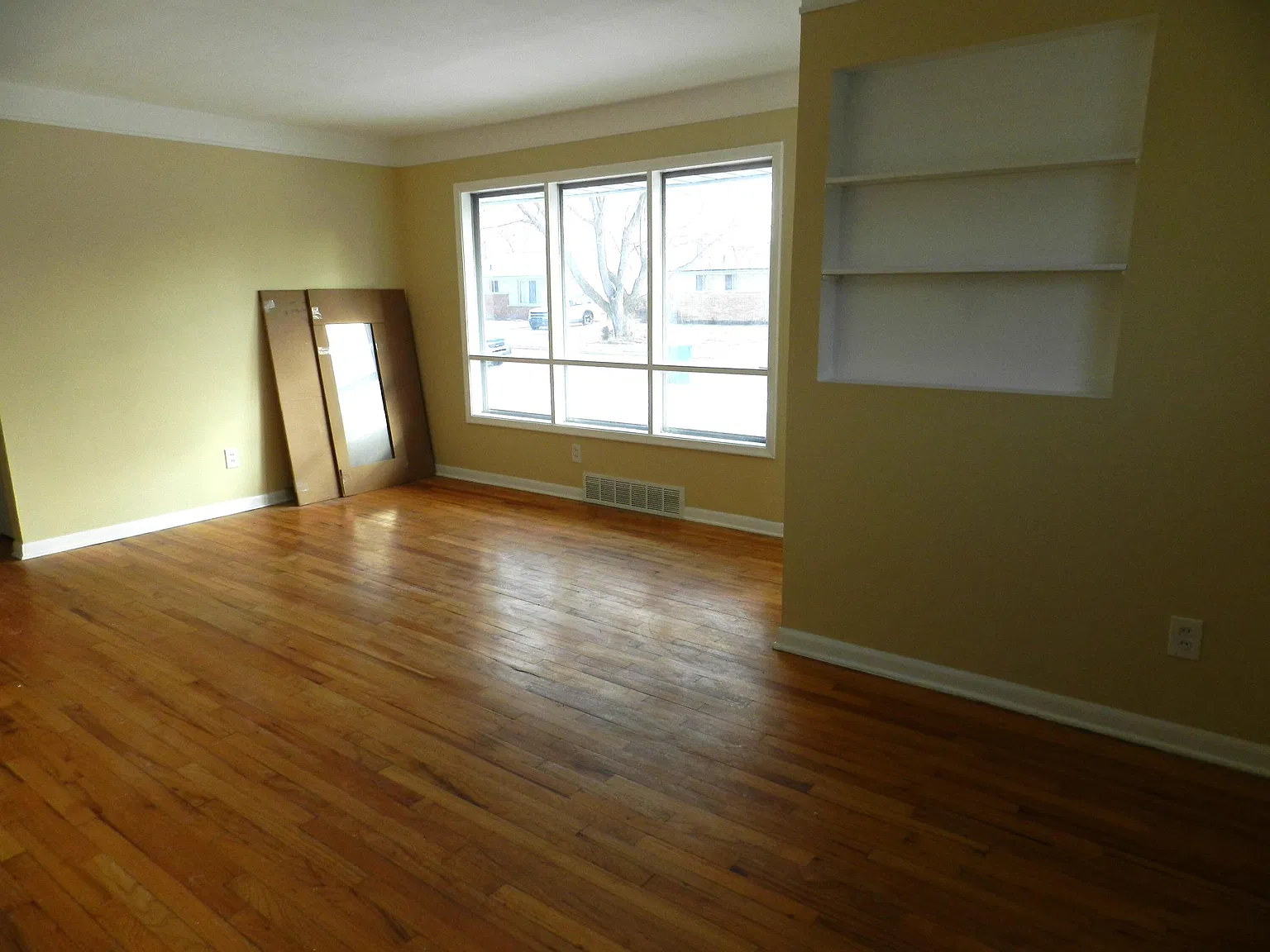 3 bed, 1.5 bath, 2072 sqft, $1,900 — Photo 3