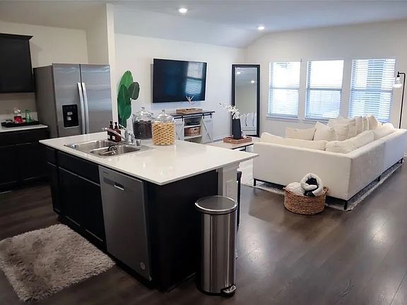 3rd image of 3025 Zinnia St