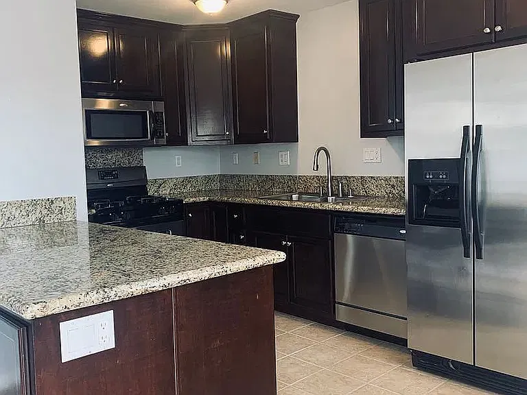2 bed, 900 sqft, $2,350 — Photo 3