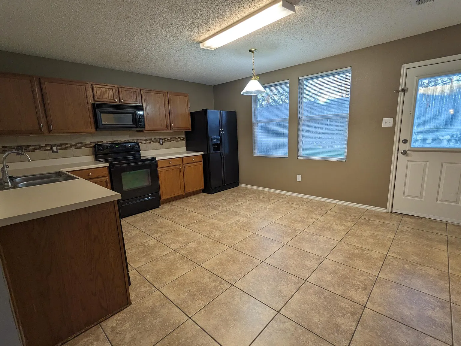 3 bed, 1647 sqft, $1,960 — Photo 3