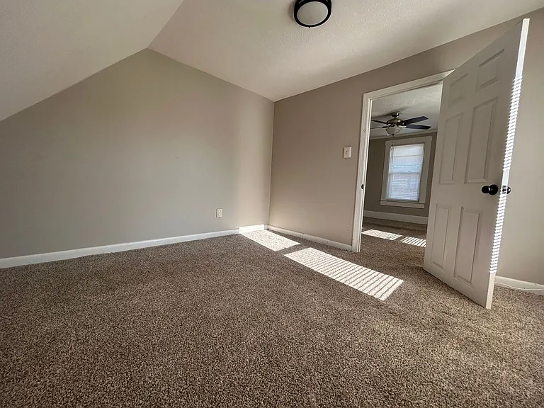 308 Bartlett St W — Photo 3