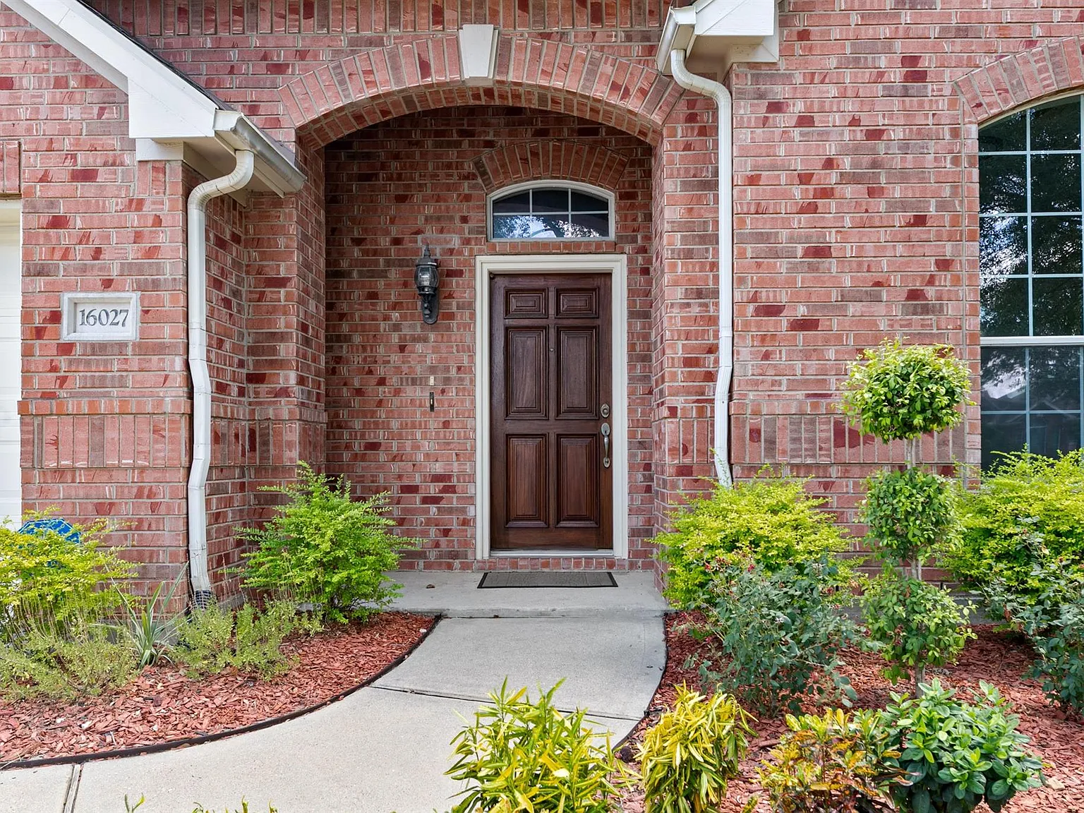 4 bed, 2.0 bath, 2630 sqft, $2,595 — Photo 2