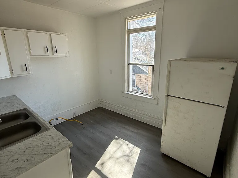 310 E Arcadia Ave — Photo 6