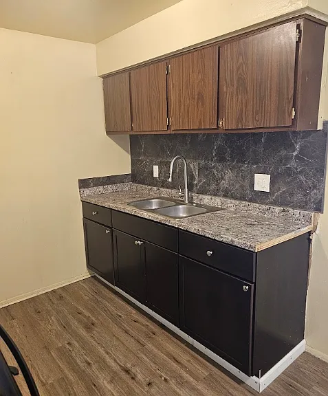Dolson Arms Apartments — Photo 13