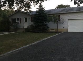 41 Thornwood Dr, Shirley, NY 11967